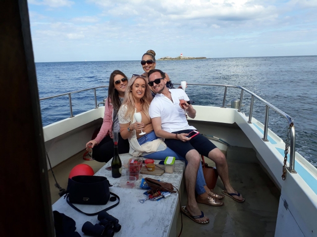  Disfruta de un paseo en barco con amigos