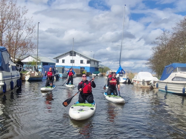 Renta de equipo de SUP de medio día en Martham Broad