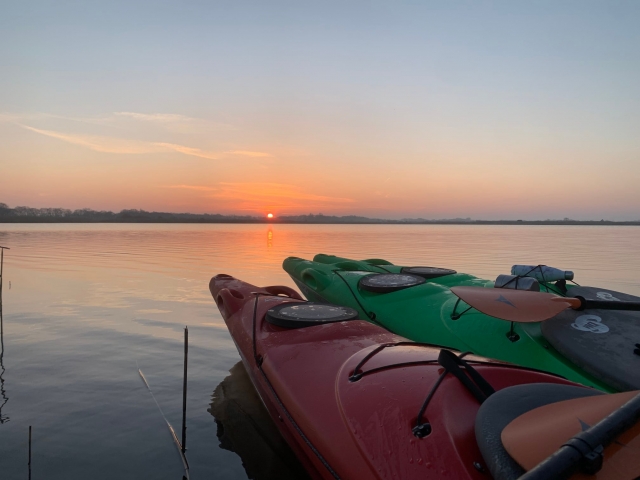  Kayaks al atardecer 