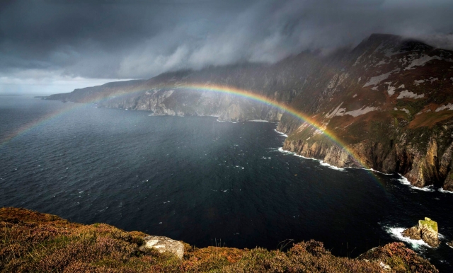  Un arco iris sobre el impresionanle paisaje 