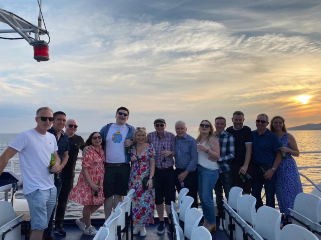  Fiesta en barco al atardecer 