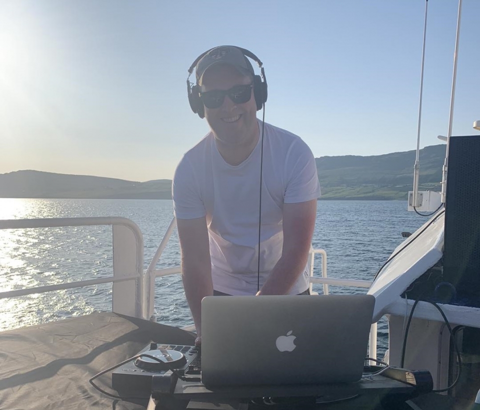 ¡DJ a bordo! ¡DJ a bordo!