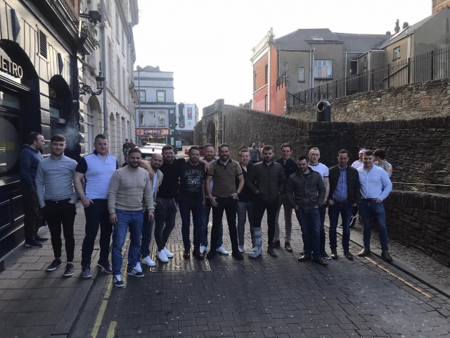  Noche de fiesta con los chicos.