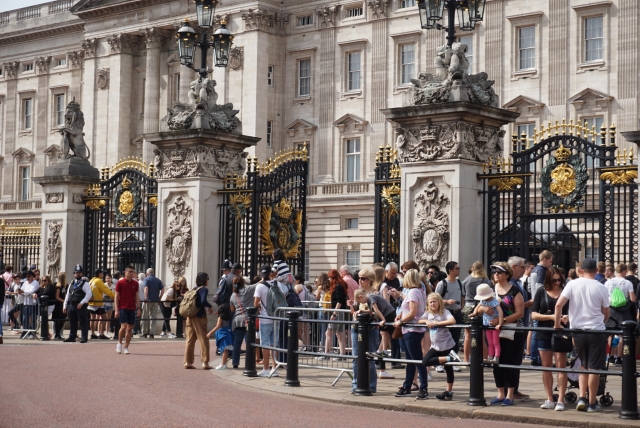  A las puertas del Palacio de Buckingham 