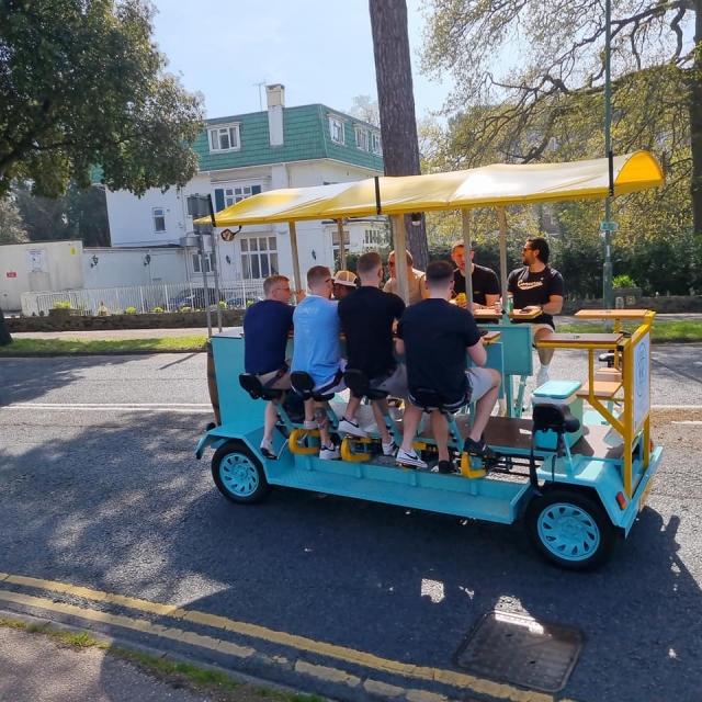  Disfruta de una divertida experiencia en bici de chela con tus amigos 