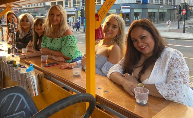  Invita a tus amigas a que le acompañen 