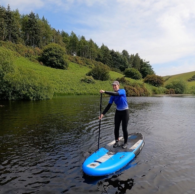 Surf de remo en aguas tranquilas