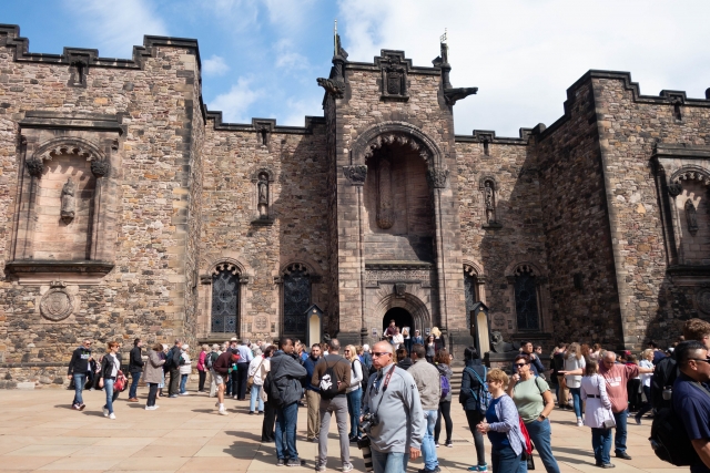  Entra por las puertas del castillo