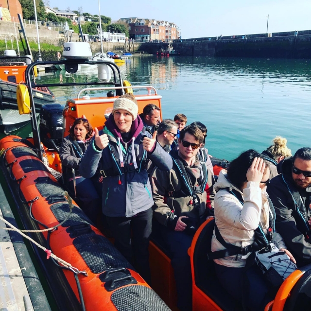  Paseo en barco a motor 