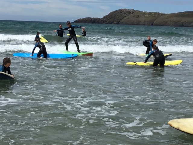 Disfruta de una lección de introducción al surf 