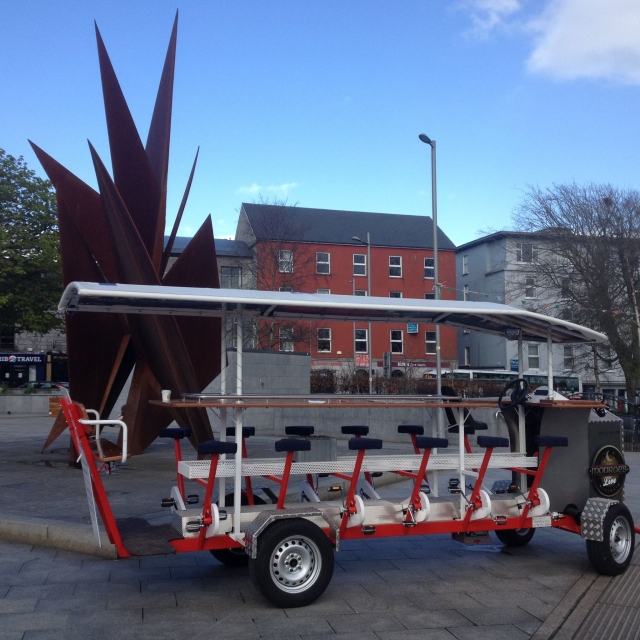  Vive la experiencia de explorar Galway con una chela en bicicleta 