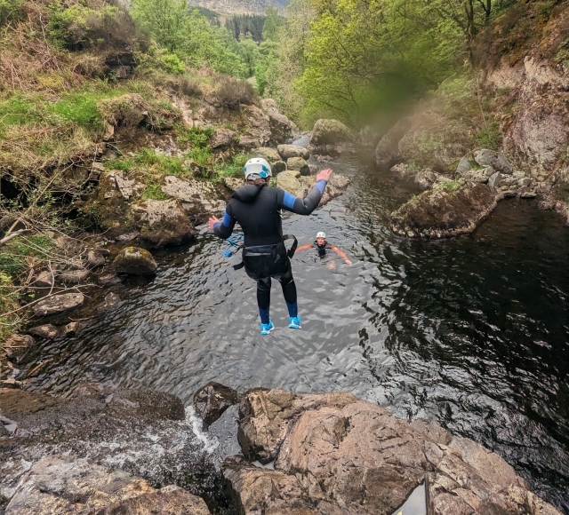 Salta desde un acantilado 