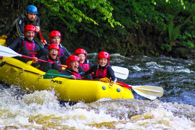  Grupo de rafting con guía 