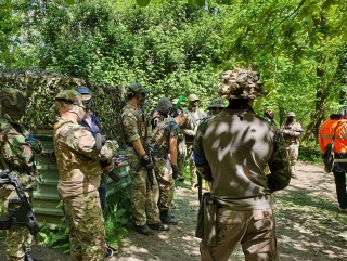 Día de renta de Airsoft para adultos + almuerzo en Chillerton Down