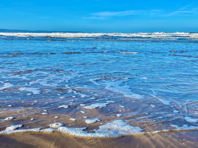  ¡Olas en Westward Ho! Playa 