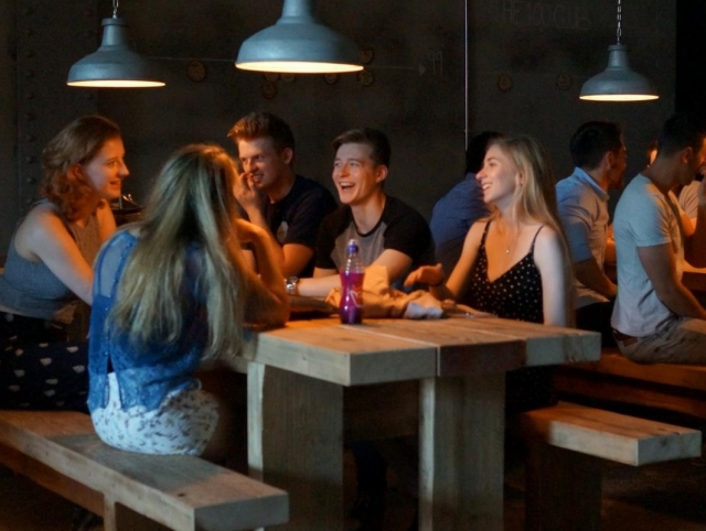  Disfruta de comida y bebida en el bar 
