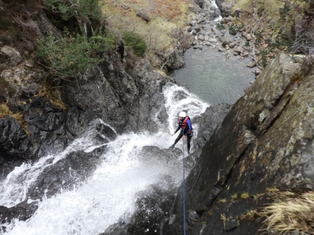  Descenso en rápel por una cascada 
