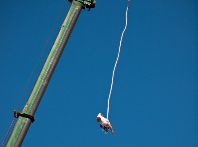  Salto desde una plataforma de grúa 
