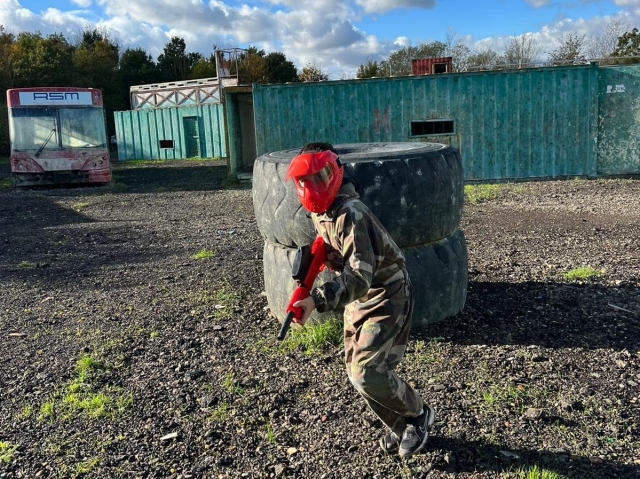  Jugar en un campo de gotcha de tamaño completo 