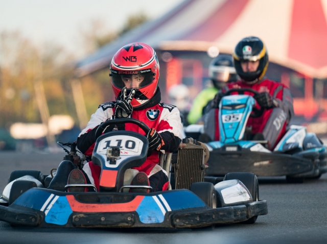  Acción de go go go go go go karting en Milton Keynes 