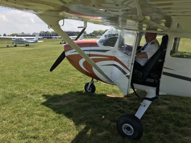  Piloto y avión a su servicio 