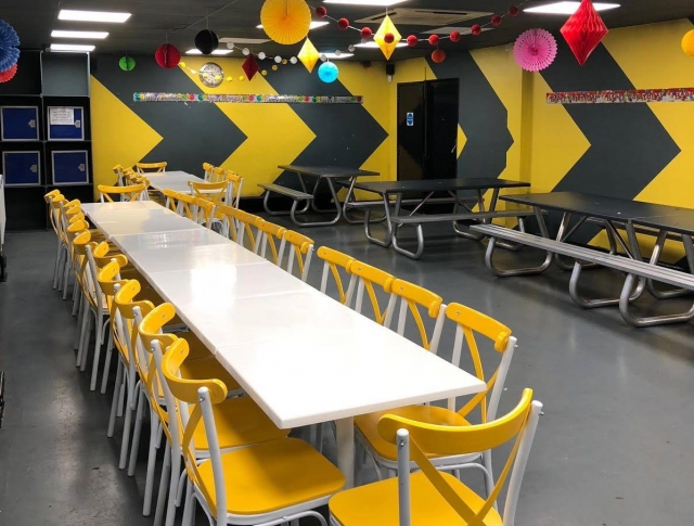  Espacio para grupos grandes 