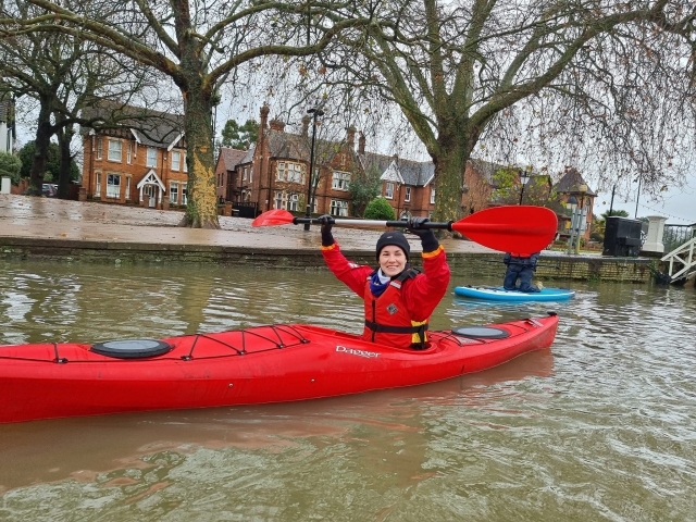  Kayak en el río