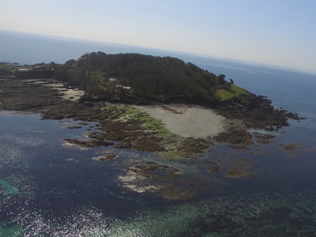  Isla de Looe frenle a la costa de Cornualles