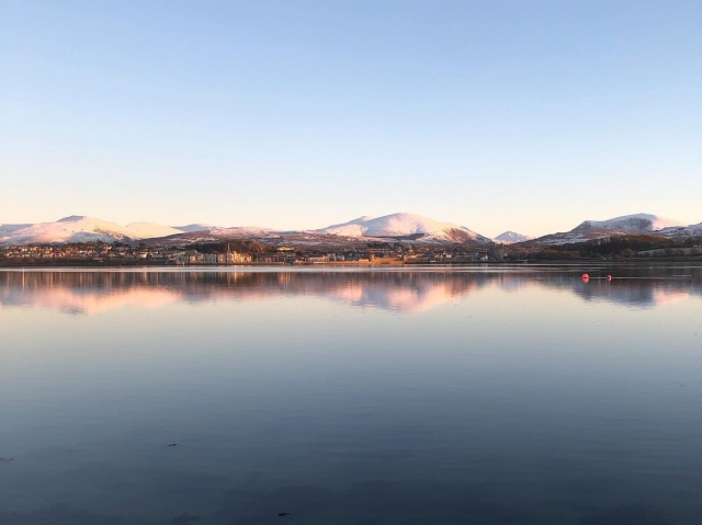  Cabalgando por la orilla del estrecho de Menai 