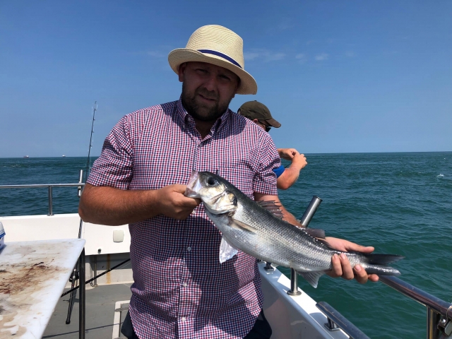  Renta de barco de día completo 