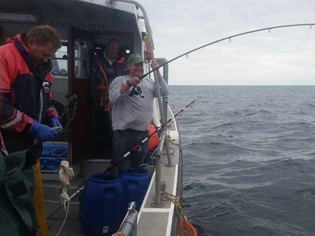 Equipo de pesca proporcionado 