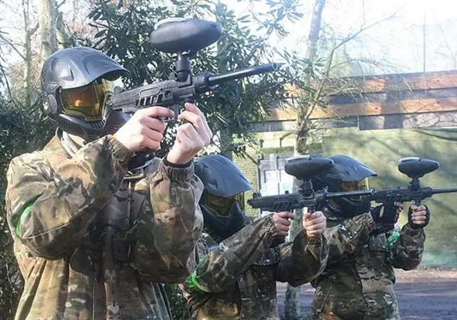 Pruebe una de nuestras pistolas de gotcha semiautomáticas de bajo impacto 