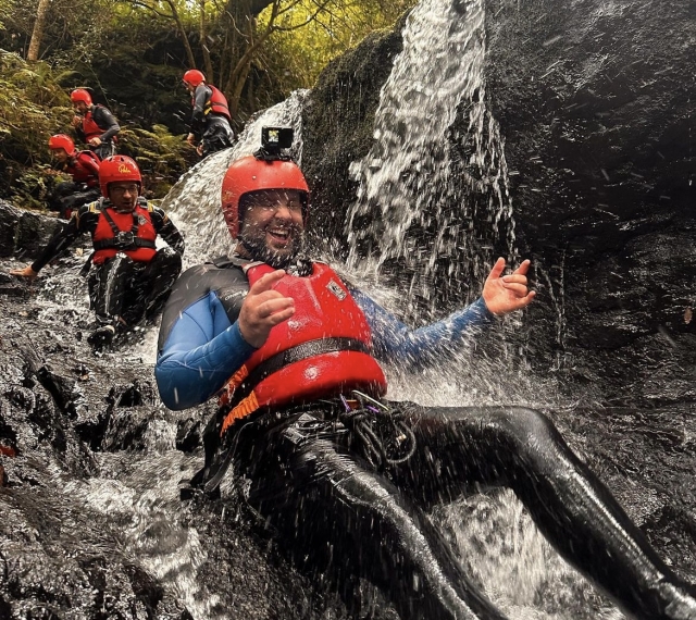  Deslizándose por una cascada 