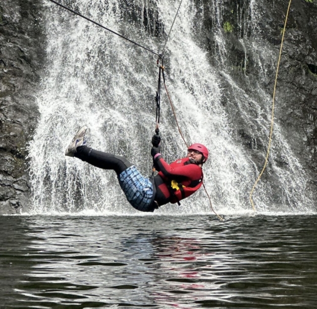  Tirolesa pasando la cascada