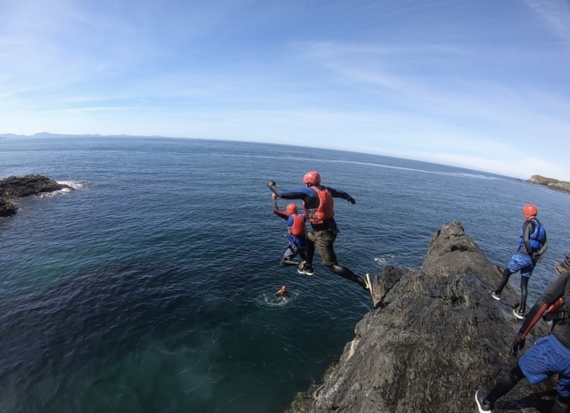  Salto de rocas en Gales 