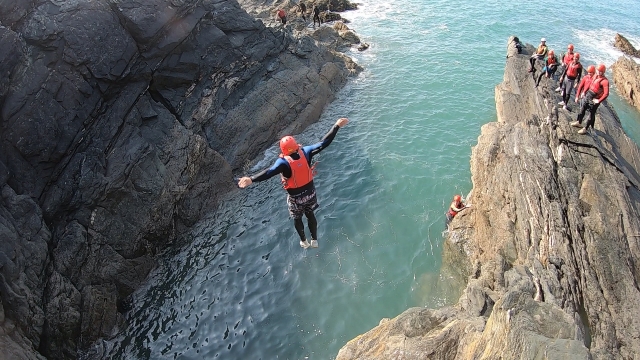  Salto de acantilados 