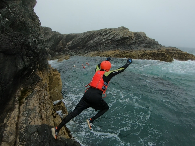  Salto de rocas por uno de los miembros de nuestro grupo 