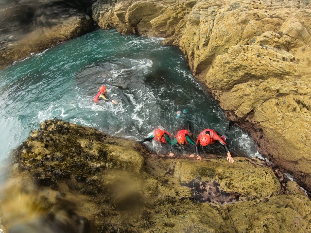  Coasteering en Gales 