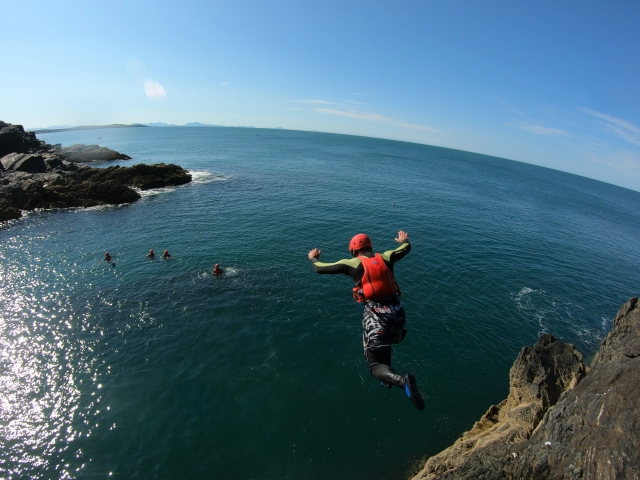  Salto al azul aguas en Gales 
