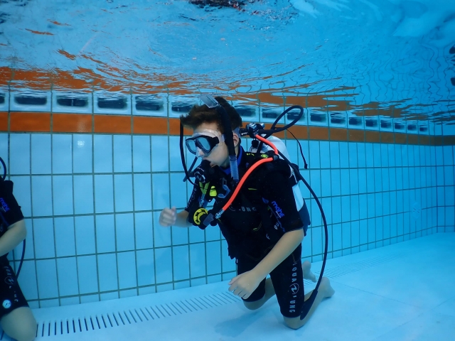  ¡aprendiendo a moverse bajo el agua! 