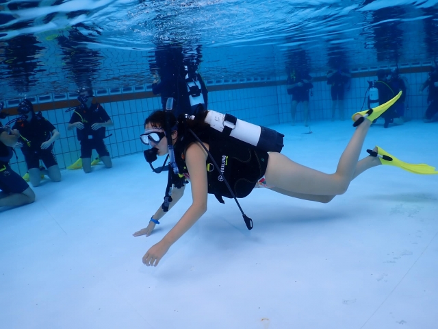  Respirar bajo el agua con la máscara de buceo 
