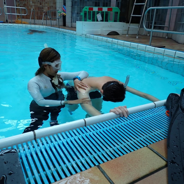  Entrenamiento de seguridad en el agua 