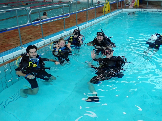 Lección grupal de buceo