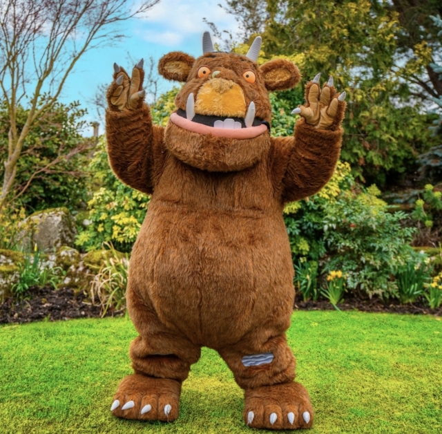  ¡Nuestro personaje Gruffalo preparándose para tomar fotos con los niños!