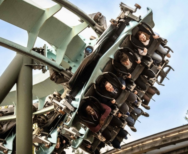  Giro de cerro rusa en el parque temático Alton Towers 
