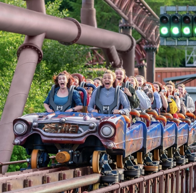  Gritando de diversión en una cerro rusa de Alton Towers