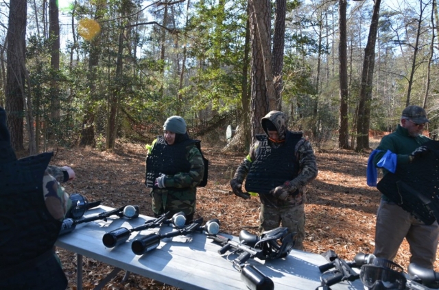  Repartiendo el material de paintball