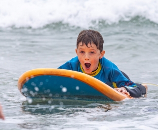 Una clase de surf estándar Perranporth Beach 2h