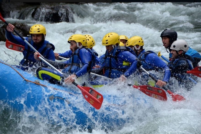 Remando en el rápido a bordo del raft Remando en el rápido a bordo del raft