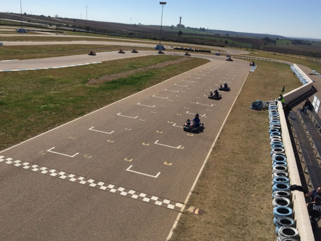 Manejando por la pista de karts